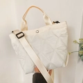 Schicke cremeweiße Stepptasche mit Rautenmuster und verstellbarem breitem Schultergurt - Gebrochenes Weiß