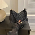 Sac hobo plissé noir tendance avec finitions dorées et texture élégante - Noir