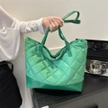 Vibrant green quilted tote bag with diamond lattice pattern and reinforced leather base - Green