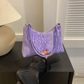 Sac d'épaule plissé lilas avec détails dorés pour un look tendance et chic - Violet