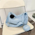 Borsa a tracolla azzurra con trama a bolle, mini pochette e ciondolo di peluche - Blu con ciondolo