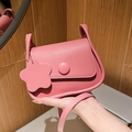 Bolso bandolera minimalista rosa de cuero sintético mate con colgante de flor - Rosa