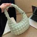Bolso nube plisado verde menta minimalista con tejido texturizado y diseño de asa - Verde