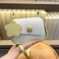 Bolso bandolera blanco con borde verde claro y un colgante de flor decorativo - Amarillo