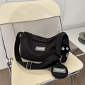 Borsa a tracolla nera plissettata con piccolo astuccio rotondo e ciondolo soffice - Nero Con Pendente