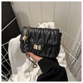 Detail der schwarzen Stepptasche mit goldener Kugel-Kette und Metall-Drehverschluss - Schwarz