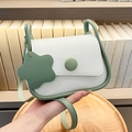 Bolso bandolera minimalista en blanco y verde con colgante floral de cuero menta - Verde