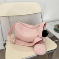 Borsa a tracolla rosa chiaro con trama a pieghe, portamonete coordinato e pompon nero morbido - Rosa Con Pendente