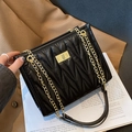 Borsa a tracolla trapuntata nera con catena dorata e chiusura in metallo, stile di vita - Nero