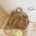 Borsa a mano in peluche caffè chiaro con balze in ecopelliccia e manico intrecciato - Marrone