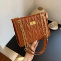 Bolso bandolera acolchado marrón con cadena dorada y hebilla para el desplazamiento diario - Marrón