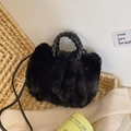 Elegante borsa a mano in peluche nero con manico in pelle intrecciata e forma a nuvola - Nero