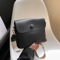 Borsa a tracolla nera con tracolla jacquard vintage e dettagli dorati - Nero
