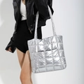 Futuristische zilveren gewatteerde shopper met metallic afwerking en lange schouderriem - Zilver