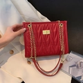 Borsa a tracolla in pelle trapuntata rosso scuro con catena dorata e chiusura - Rosso