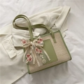 Bolso tote de paja tejida verde matcha y beige con lazo de encaje floral y bolsillo - Verde