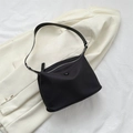 Bolso tote minimalista de tela negra con cremallera plateada y detalle de botón mate - Negro