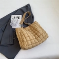 Sac fourre-tout matelassé en nylon kaki camel avec bandoulière chaîne et rembourrage - Kaki