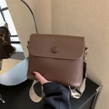 Borsa a tracolla marrone in ecopelle con ampia tracolla etnica e dettagli dorati - Marrone