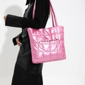 Detail van roze gewatteerde metallic shopper met glanzende afwerking en voorvakje - Roze