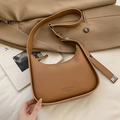 Braune Halbmond-Schultertasche mit verstellbarem Gurt und modischem Textaufdruck - Braun