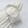 Bolso tote minimalista de nailon gris claro con hebilla redonda sobre blazer blanco - Blanco
