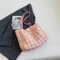 Sac fourre-tout matelassé rose avec bandoulière chaîne argentée sur blazer gris - Rose