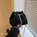 Schicke schwarze Strass-Beuteltasche mit Silberkette und Perlen-Kordelzug-Anhängern - Schwarz