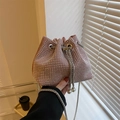 Detailansicht der rosa Beuteltasche mit silbernen Nieten und Perlen-Kordelzug - Rosa