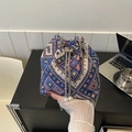 Ethnische gewebte Beuteltasche mit blauen Mustern, Kettenriemen und Perlen am Kordelzug - Blau