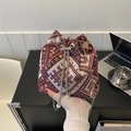 Detail der gewebten Beuteltasche mit bunten geometrischen Mustern und Perlendetails - Rot
