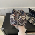Detailansicht der Vintage-Jacquard-Beuteltasche mit Webmuster und Perlen-Kordelzug - Schwarz