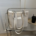 Elegante borsa tote beige intrecciata con catena d'argento e dettagli in pelle - Bianco