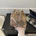Detail der Vintage Jacquard Beuteltasche mit geometrischem Muster und Perlen-Kettenzug - Khaki