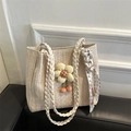 Beige geflochtene Strohtasche mit Blumenanhänger und gemustertem Seidenschal-Dekor - Gebrochenes Weiß