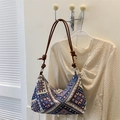 Kleinblaue ethnische Strick-Schultertasche mit Boho-Geometrie-Muster und Lederriemen - Blau