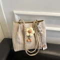 Minimalistische gewebte Tasche in Creme mit Blumenanhänger und bedrucktem Seidenschal - Khaki