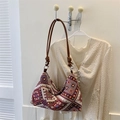 Ethno-Strick-Schultertasche mit rotem Muster und braunem Kunstleder-Schulterriemen - Rot