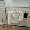 Elegante borsa tote intrecciata bianco crema con tripla catena d'oro e manici in pelle - Bianco Sporco
