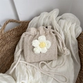 Handgefertigte gewebte Beuteltasche mit Blumen-Detail und Crossbody-Schultergurt - Gebrochenes Weiß