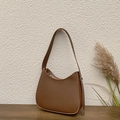 Bolso de hombro marrón en forma de media luna con costuras finas y cremallera - Marrón