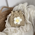 Stroh-Eimertasche in Beige mit weißer Strickblume und praktischem Kordelzugverschluss - Khaki