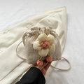 Mini-Eimertasche aus beigem Geflecht mit 3D-Blume und pfirsichfarbenen Anhängern - Gebrochenes Weiß