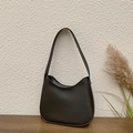Bolso de hombro chic media luna color café oscuro con acabado mate suave y elegante - Negro