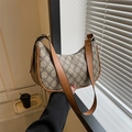 Borsa hobo a mezzaluna con stampa monogramma a quadrifoglio e dettagli in pelle marrone - Cachi Scuro
