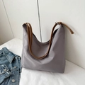 Grande borsa tote grigia impermeabile in tela con tracolla regolabile in pelle marrone - Grigio