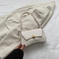 Elegante cremeweiße Leder-Baguette-Tasche mit goldener Schnalle und Knotendetail am Riemen - Weiß