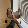 Borsa a spalla retrò a mezzaluna con motivo monogramma e tracolla in pelle - Marrone