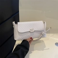 Schicke cremeweiße Baguette-Tasche mit Rautensteppung und geknotetem Schultergurt - Weiß