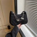 Bolso hobo minimalista de nailon negro con elegantes cadenas de mariposas plateadas - Negro
